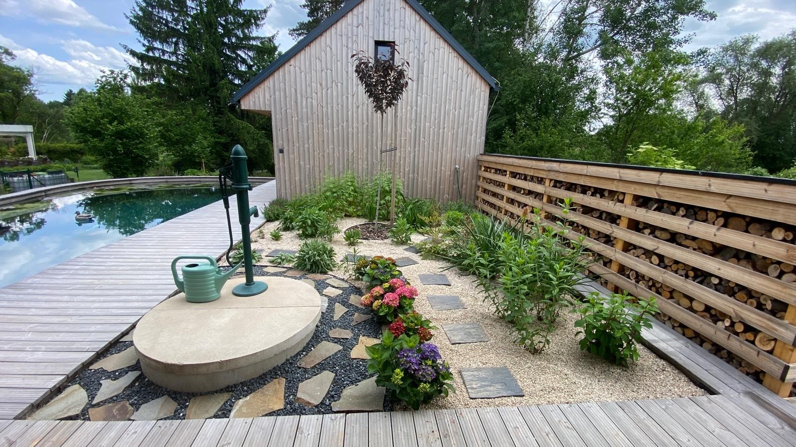 Realizace zahrady s trávníkem a keři – Zahrady Véra