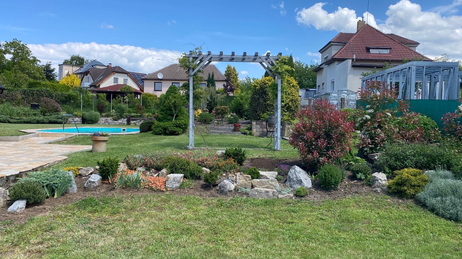 Zahradní jezírko s květinami – Zahrady Véra