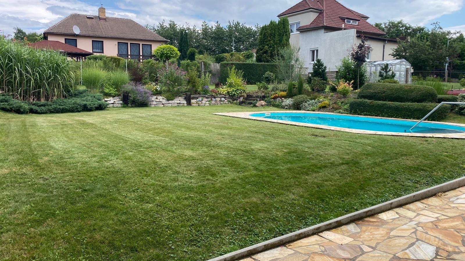 Realizace zelené plochy a keřů – Zahrady Véra