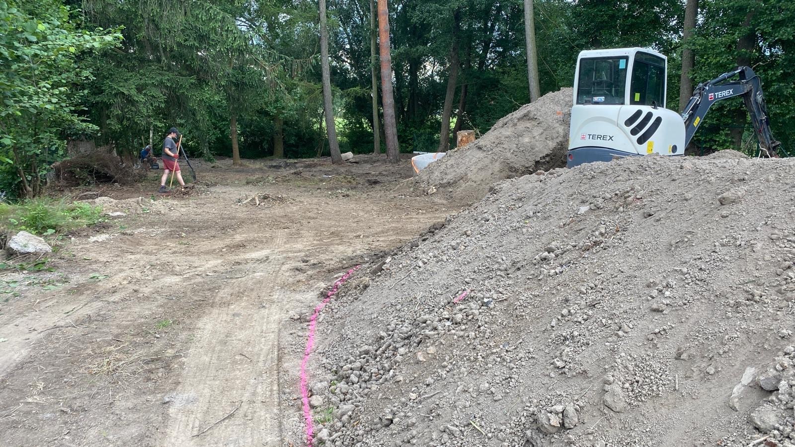 Zahradní realizace s chodníkem a květinami – Zahrady Véra