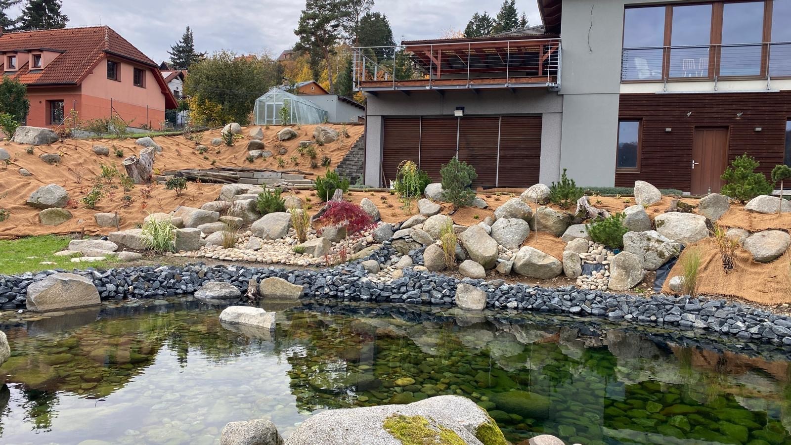 Zahradní jezírko s květinami – Zahrady Véra