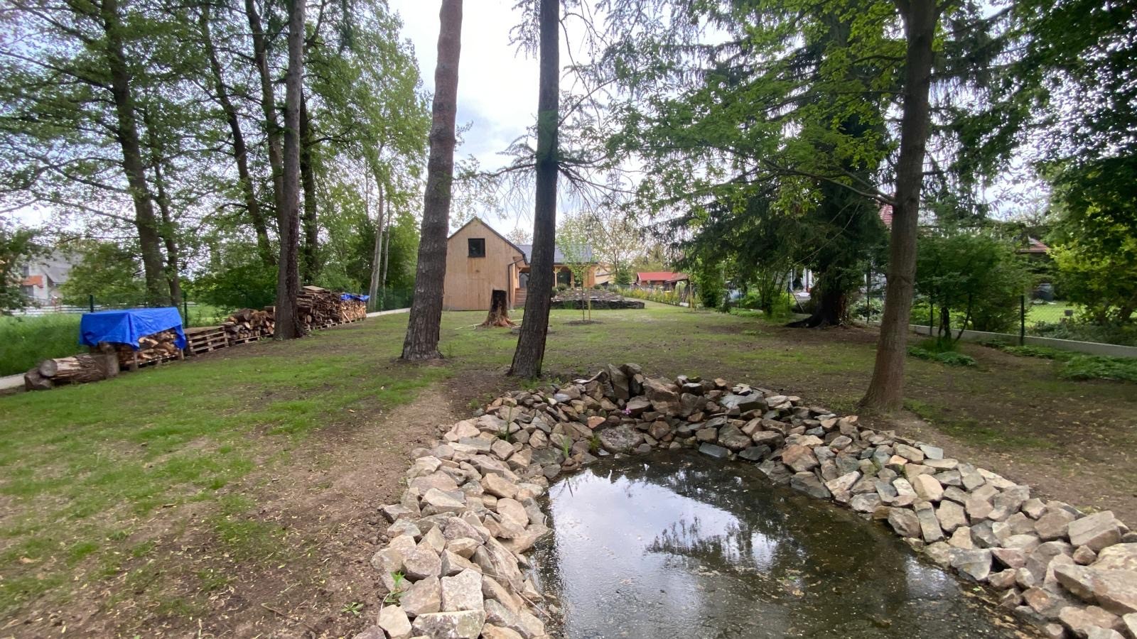 Realizace zahrady s trávníkem a keři – Zahrady Véra